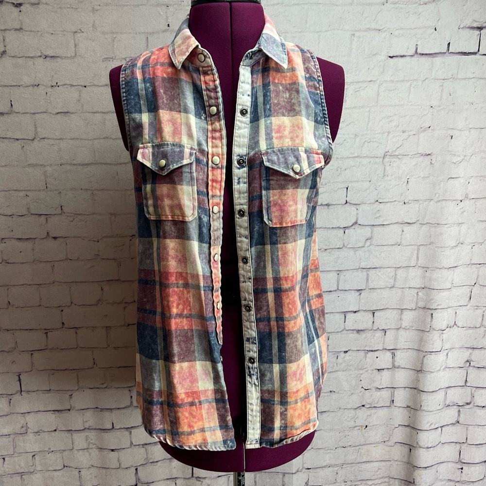 Nollie size small sleeveless pearl snap shirt plaid